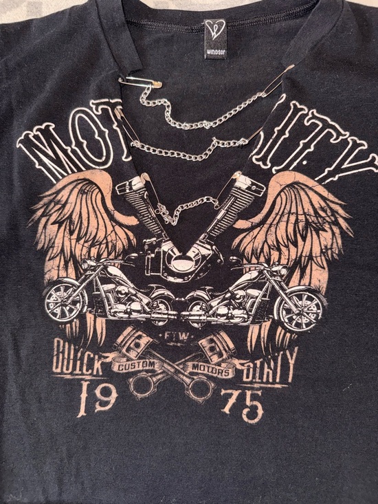 Windsor Graphic Crop Top with Motorcycle Print and chain details - Picture 3 of 6